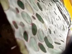 پسر كوچي ابتدا يك خروس بزرگ را خورد و سپس فقط آلت تناسلي مرد را با مهبل خاموش کانال هاتگرام سکس كرد ، آن مرد زين شد