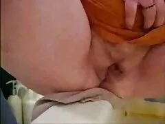 دختر جوان آسیایی که در مقابل کانال سکسی شبزدگان دوربین راحت است ، بیدمشک او را آزار می دهد