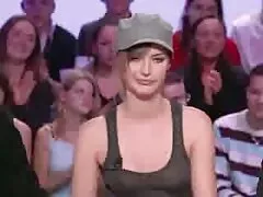 او دختر را به سرطان مبتلا می کند و دیک را از زیر رانندگی می کند ، بنابراین دختر سینه ها را دانلود کلیپ سکسی در تلگرام پاره می کند. او در بیدمشک خود کم می کند و دختر مجبور است که اسپرم را برساند تا به انگشتان خود برسد