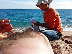 یک دانشجوی جوان که روی سینه های خود ورق های تقلب می نوشت ، مردی را در یک میز مجاور هیجان زده کرد. مرد پس از انتظار برای پایان دادن به درس ، به میز برخورد و شروع به فیلم سینمایی سکسی در تلگرام ریختن اشک سخت کرد