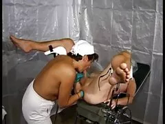 مادر فیلم سینمایی سکسی در تلگرام بالغ موهایش را تراشیده و با انگشتانش کلیت بزرگش را نوازش می کند